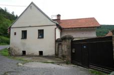 Obytn budova, Karltejnsk 30, Beroun-Hostim, Beroun, okr. Beroun, Stedoesk kraj 04.jpg