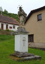 Socha svatho Jana Nepomuckho ve Hedlch (Q104974208) 01.jpg