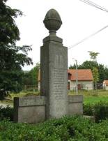 Skuhrov, Hat, kaplika a pamtnk.JPG