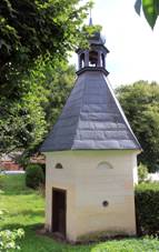 https://upload.wikimedia.org/wikipedia/commons/thumb/f/f8/Hol%C3%BD%C5%A1ov%2C_Doln%C3%AD_Kamenice%2C_small_chapel.jpg/800px-Hol%C3%BD%C5%A1ov%2C_Doln%C3%AD_Kamenice%2C_small_chapel.jpg
