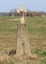 https://upload.wikimedia.org/wikipedia/commons/thumb/9/9b/Hostou%C5%88%2C_Sychrov%2C_wayside_cross.jpg/800px-Hostou%C5%88%2C_Sychrov%2C_wayside_cross.jpg