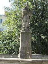 Lipnk nad Bevou, kana se sochou sv. Jana Nepomuckho.jpg