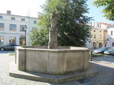 Lipnk nad Bevou, kana se sochou sv. Jana Nepomuckho.jpg