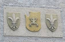 Trice, zmek, erby.jpg