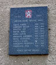 Holasice - pamtn deska.jpg