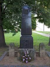 Mnn - pomnk obtem vlky.jpg