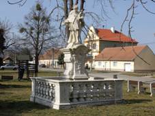 Nov Mlny - socha sv Jana Nepomuckho obr1.jpg