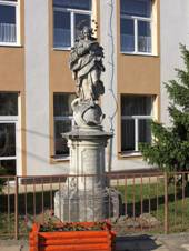 Starovice - socha Panny Marie Immaculaty.jpg