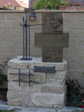 jezd u Brna - pomnk JUDr Haluzovi.jpg