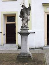 Velk Pavlovice - socha sv. Jana Nepomuckho ped kostelem.jpg