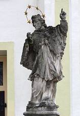 Velk Pavlovice - socha sv. Jana Nepomuckho ped kostelem.jpg