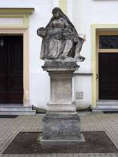 Velk Pavlovice - souso Piety ped kostelem.jpg