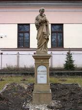 Velk Pavlovice - socha sv. Josefa ped farou.jpg