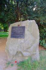 idlochovice - balvan s pamtn deskou v zmeckm arelu.jpg