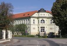 idlochovice - budova gymnzia.jpg