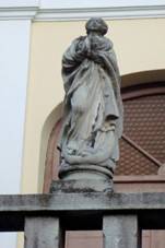 Zlat Hory-socha P. Marie ped kostelem Nanebevzet P. Marie