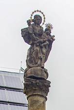 https://upload.wikimedia.org/wikipedia/commons/thumb/5/54/%C5%BDulov%C3%A1_sloup_se_sochou_Panny_Marie.jpg/800px-%C5%BDulov%C3%A1_sloup_se_sochou_Panny_Marie.jpg