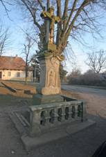 Chomutice kek u kostela.JPG