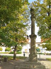 Doln Bousov, sloup se sochou P. Marie s Jezultkem.jpg