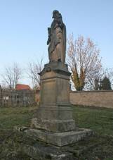 Hradtko sochy ped kostelem.JPG