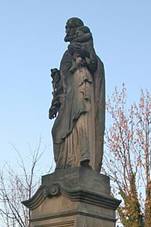 Hradtko sochy ped kostelem.JPG