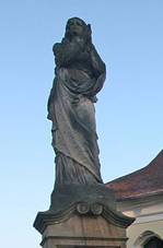 Hradtko sochy ped kostelem1.JPG