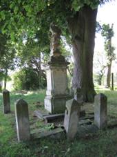 Mal Lhota (v eskm rji) - socha pod pamtnmi lipami.jpg