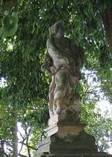 Mal Lhota (v eskm rji) - socha pod pamtnmi lipami.jpg