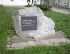 Batelov, pamtnk u synagogy.jpg