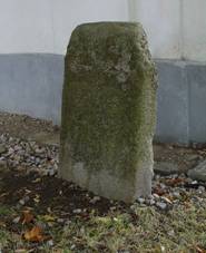 Hosov, pamtn kmen u kaple 01.jpg