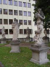 Jihlava alegorick sochy.JPG