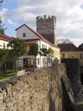https://upload.wikimedia.org/wikipedia/commons/5/59/Jihlava_hradby_k_brane_DSCN5055.JPG