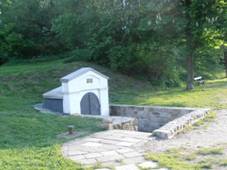 Sloup se sochou Panny Marie u studnky s lipou, Jihlava 04.JPG