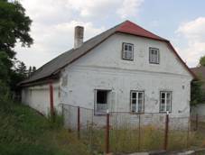 Petrovice (Puklice) - staven na zpadnm okraji vsi.jpg