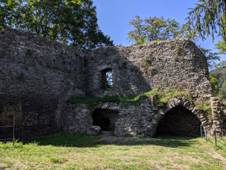 Nvarov - zcenina hradu (stav z 2021) (4).jpg