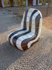 Dolni Brezany namesti plastika.jpg