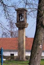 Kamenice-Ldv, Beneovsk, studna a zvonika.jpg