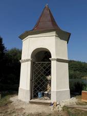 Lhota, vklenkov kaplika se sochou svatho Jana Nepomuckho.jpg