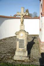 Wayside cross near chapel in Cholunn, irovnice, Pelhimov District.jpg