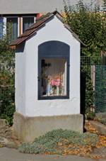 https://upload.wikimedia.org/wikipedia/commons/thumb/e/e5/Mnich%2C_Chv%C3%A1lkov%2C_chapel.jpg/800px-Mnich%2C_Chv%C3%A1lkov%2C_chapel.jpg