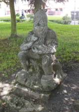 Frymburk, nmst, socha trpaslka.jpg