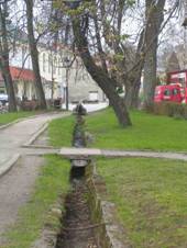Bach auf dem Marktplatz von Frymburk (CZ).JPG