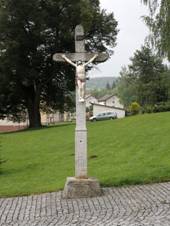 Pohorská Ves - kříž u kostela.jpg