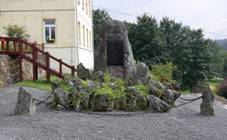 https://upload.wikimedia.org/wikipedia/commons/thumb/0/02/Pohorsk%C3%A1_Ves_-_pomn%C3%ADk_padl%C3%BDm.jpg/1280px-Pohorsk%C3%A1_Ves_-_pomn%C3%ADk_padl%C3%BDm.jpg