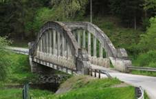 Poen, elezobetonov silnin most.jpg