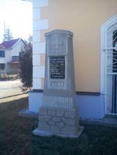 Poeinec -pomnk padlm.jpg