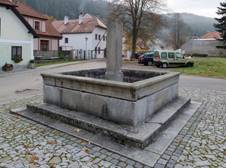 Fountain in Romberk - in front of cp12 (9572).jpg