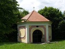 kov cesta a kaple nad pramenem