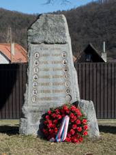 Pomnk v Chrustenicch.jpg
