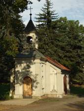 https://upload.wikimedia.org/wikipedia/commons/thumb/b/b7/Jino%C4%8Dany%2C_kaple.JPG/800px-Jino%C4%8Dany%2C_kaple.JPG